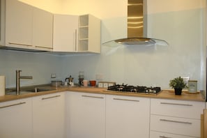 Frigorifero, microonde, forno, piano cottura