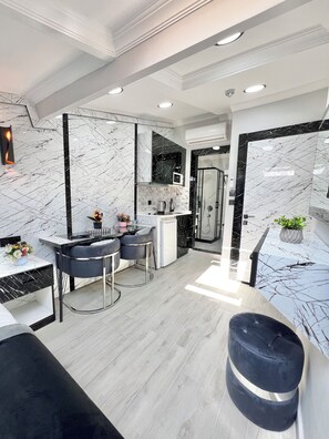 Design-Studio | Hochwertige Bettwaren, Zimmersafe, Schreibtisch, schallisolierte Zimmer