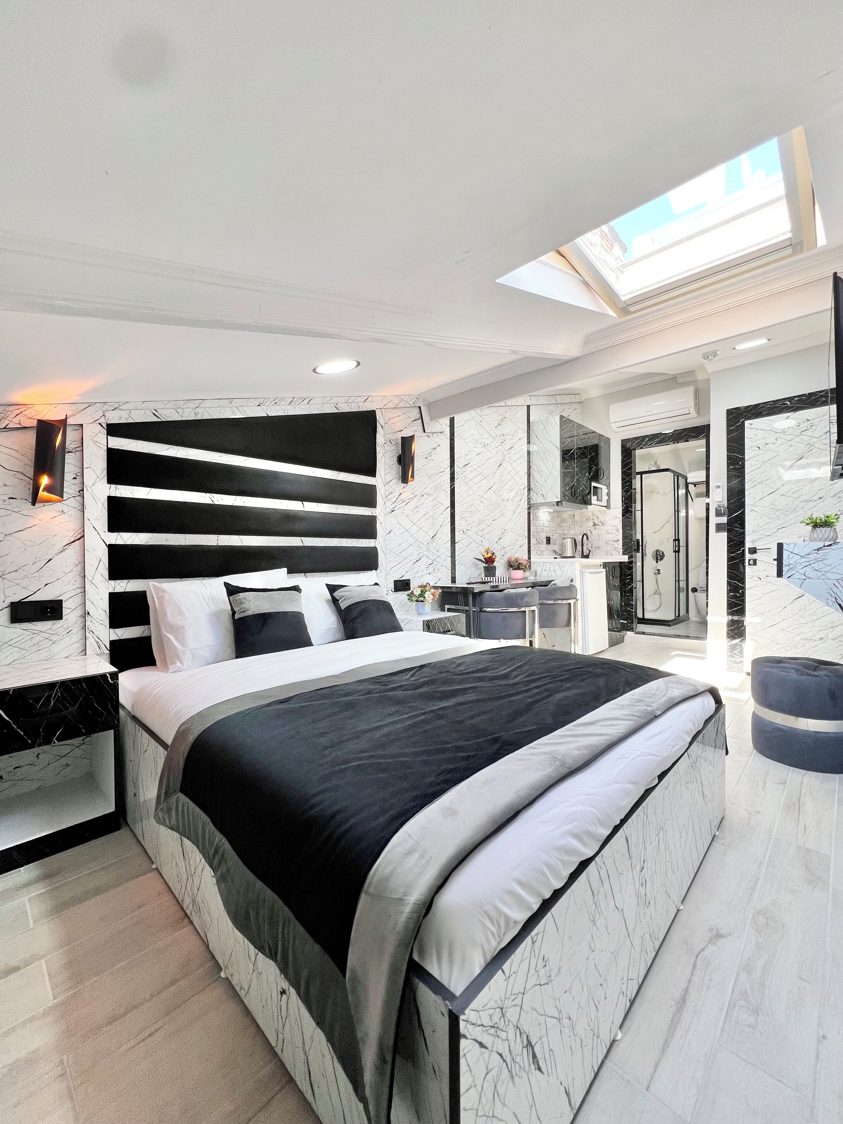 Design studio | Luxe beddengoed, een kluis op de kamer, een bureau, geluiddichte muren