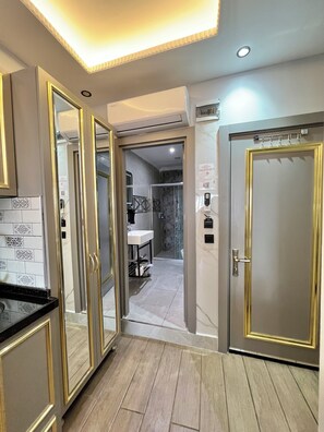 Suite Deluxe, vue ville | Literie de qualité supérieure, coffres-forts dans les chambres, bureau