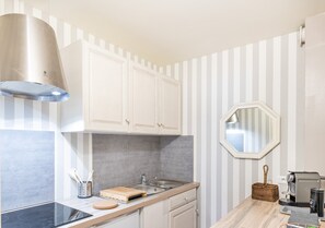 Réfrigérateur, micro-ondes, plaque de cuisson, cafetière/bouilloire