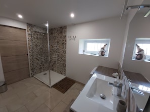 Dusche, Haartrockner, Handtücher, Seife