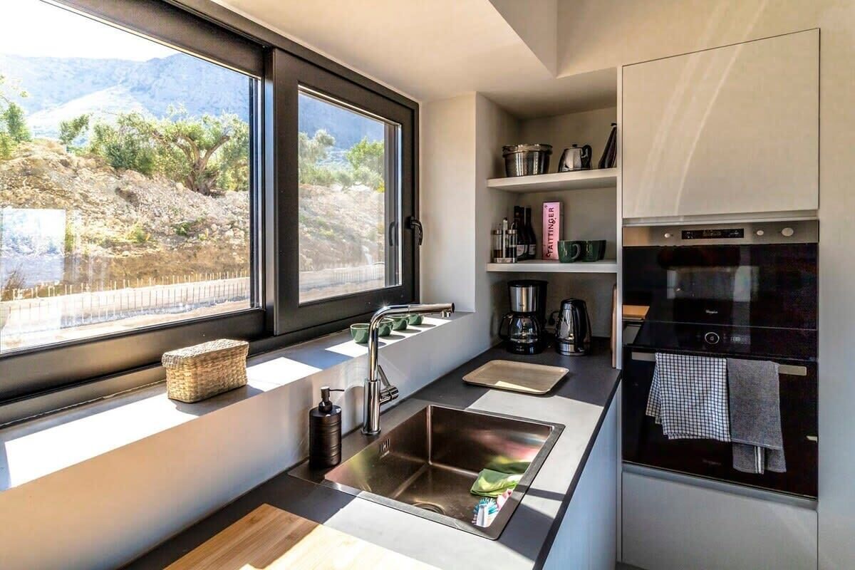 Een koelkast, een microgolfoven, een oven, een vaatwasser