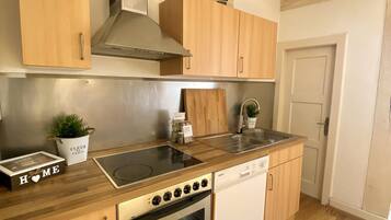 Fridge, microwave, stovetop, dishwasher