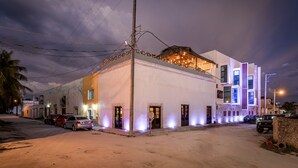 Un edificio de dos pisos con un balcón y un tejado de paja.