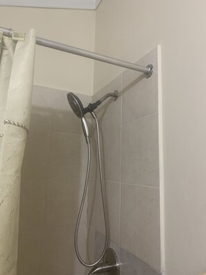 Badewanne, Haartrockner, Handtücher, Seife