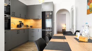 No. 1 - 2 Bedroom Apartment | Cocina privada | Refrigerador con congelador, microondas, horno y cafetera y tetera