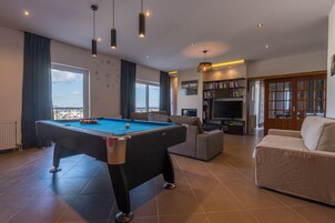 No. 5 - Penthouse 3 Bedroom Apartment | Living area | Smart TV