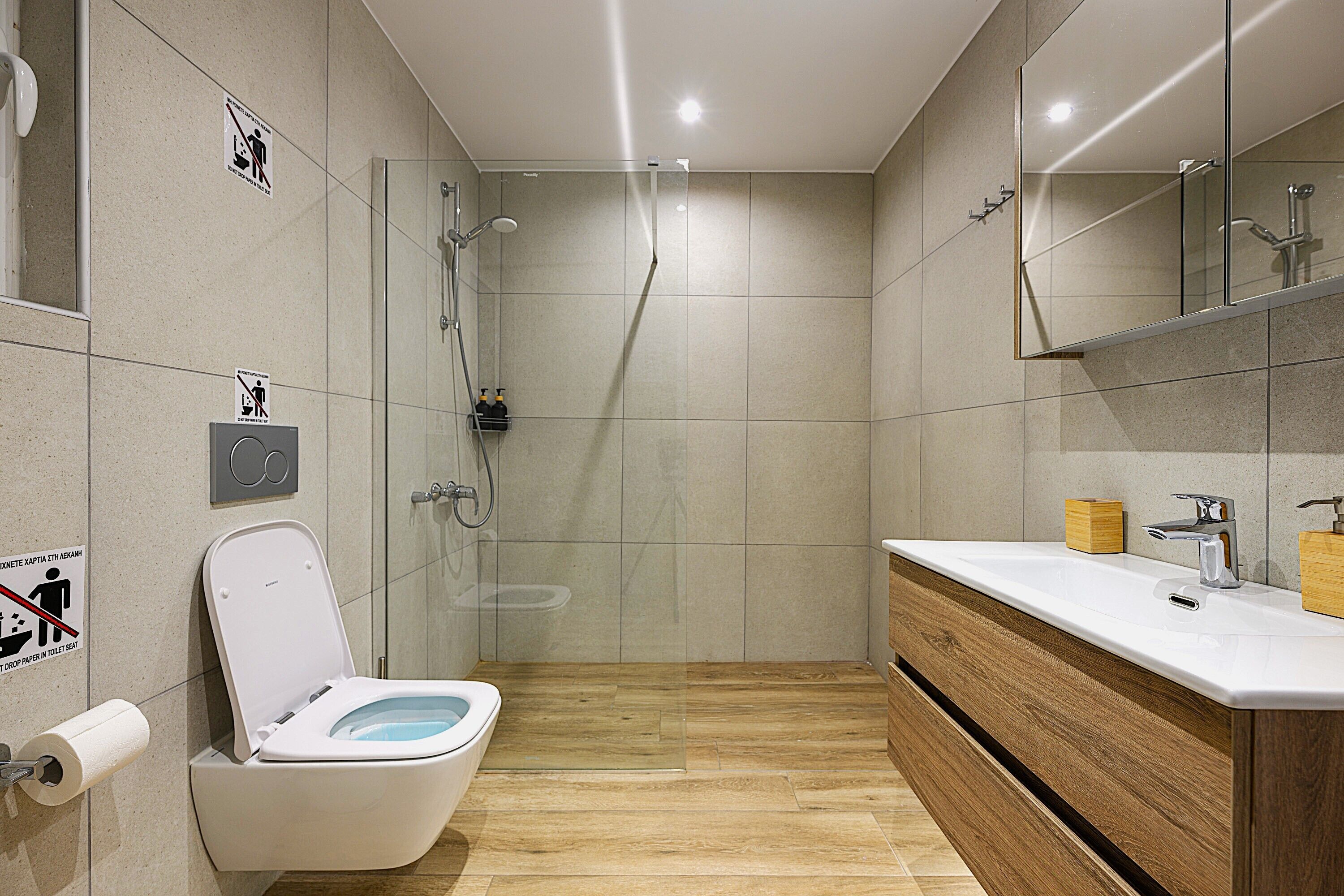 No. 1 - 2 Bedroom Apartment | Bathroom | Shower, hair dryer, towels, soap