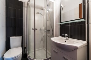 No. 5 - Penthouse 3 Bedroom Apartment | 욕실 | 샤워 시설, 헤어드라이어, 타월, 비누