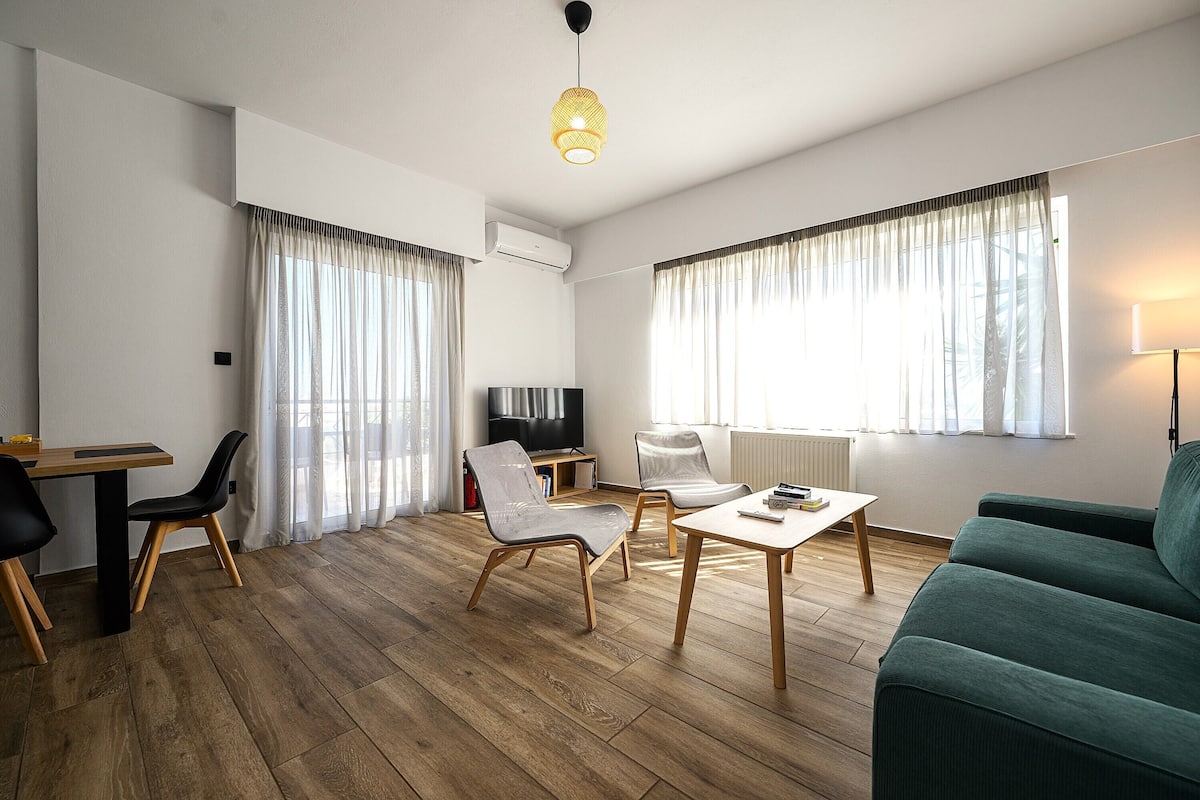 No. 1 - 2 Bedroom Apartment | リビング エリア | スマートテレビ