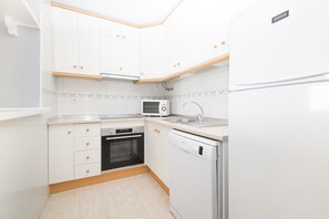 Een koelkast, een microgolfoven, een oven, een vaatwasser