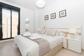 3 makuuhuonetta, tallelokero huoneessa, silitysrauta/-lauta