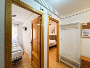 2 عدّة غرف نوم ومكواة/لوح كي وواي فاي مجانًا وملاءات أسرّة