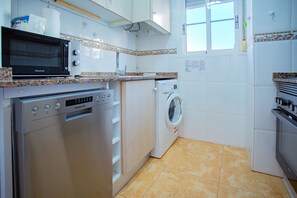 Een koelkast, een microgolfoven, een oven, een kookplaat