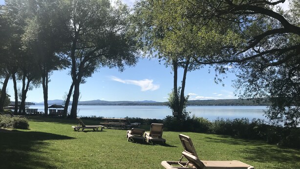 A grassy area with lounge chairs and picnic tables overlooking a lake. - Mt-Orford ski 8.5Km. Walk to old Magog! Lake view w/pools, hot tub, sauna! Quiet (Magog)