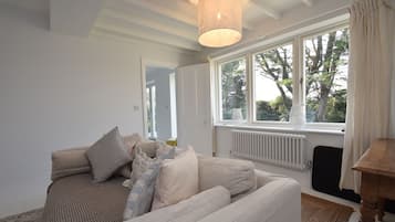 Classic Bungalow | Ruang tamu | TV