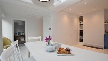 Classic Bungalow | In-room dining