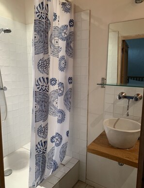 Badewanne, Haartrockner, Handtücher, Seife