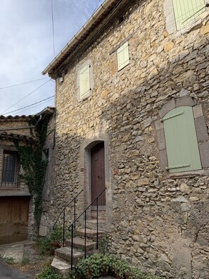 المنشأة من الخارج