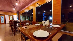 Bữa sáng buffet hàng ngày (250 INR/mỗi người)