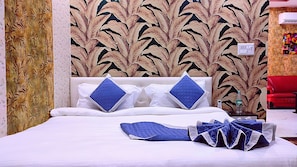 Phòng Deluxe, phòng tắm dùng chung | Trang trí khác biệt, trang bị nội thất với thiết kế riêng biệt, bàn