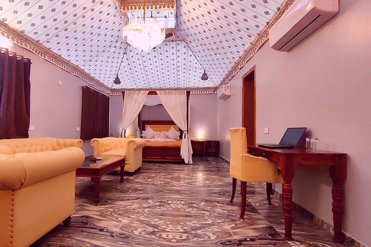 Studio Suite Royal | Trang trí khác biệt, trang bị nội thất với thiết kế riêng biệt, bàn