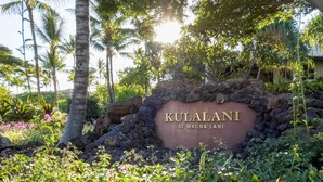 Ein Schild mit der Aufschrift 'KULALANI AT MAUNA LANI'.
