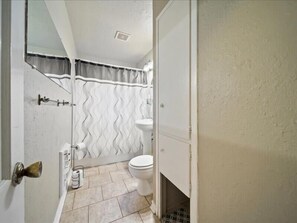 Badewanne, Haartrockner, Handtücher