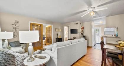 Pet-Friendly 1BR Condo with pool in Midtown Tulsa