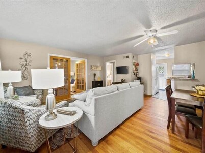 ​Pet-Friendly 1BR Condo with pool in Midtown Tulsa