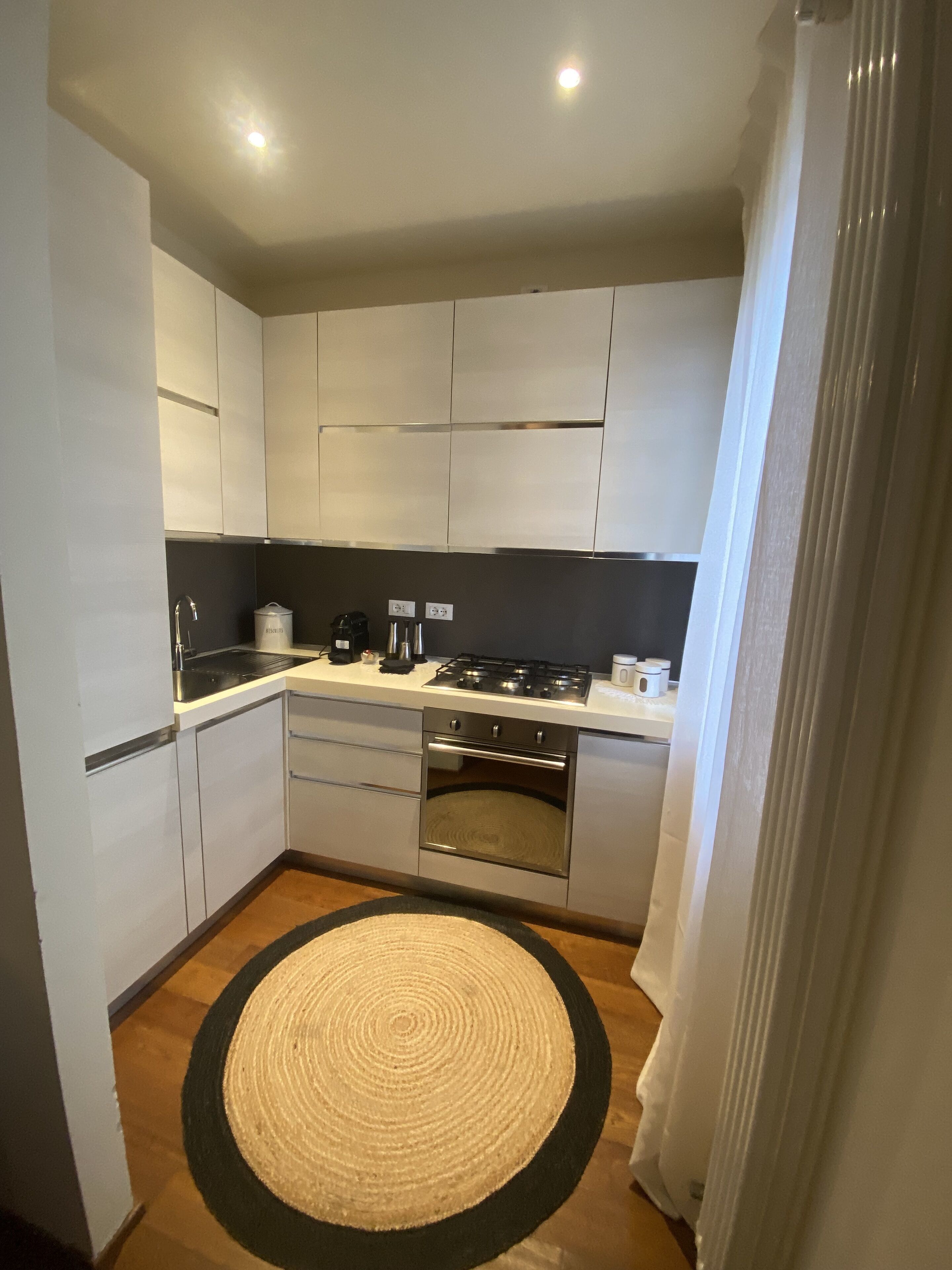 Kjøleskap, ovn, kokeplater og kaffetrakter/tekoker