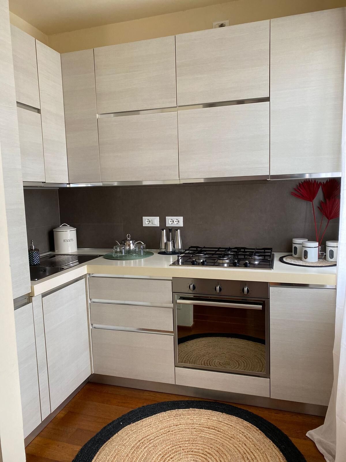 Kühlschrank, Ofen, Herdplatte, Wasserkocher mit Kaffee-/Teezubehör