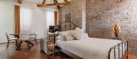 1 slaapkamer, een strijkplank/strijkijzer, wifi, beddengoed