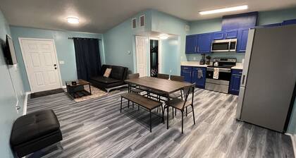 Cheerful 3 Bed home w/ free parking, Wifi, Full Kitchen & Workstation. Sleeps 9