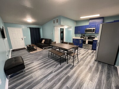 Cheerful 3 Bed home w/ free parking, Wifi, Full Kitchen & Workstation. Sleeps 9