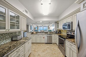 Fridge, microwave, oven, stovetop - Blue Horizon - Destin Gulfgate 0804! (Destin)