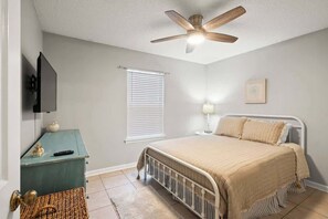 3 bedrooms, iron/ironing board, travel cot, WiFi - Seashore Cottage Pet-Friendly/Near FLETC & Shops (Brunswick)