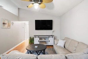 TV, offices - Seashore Cottage Pet-Friendly/Near FLETC & Shops (Brunswick)