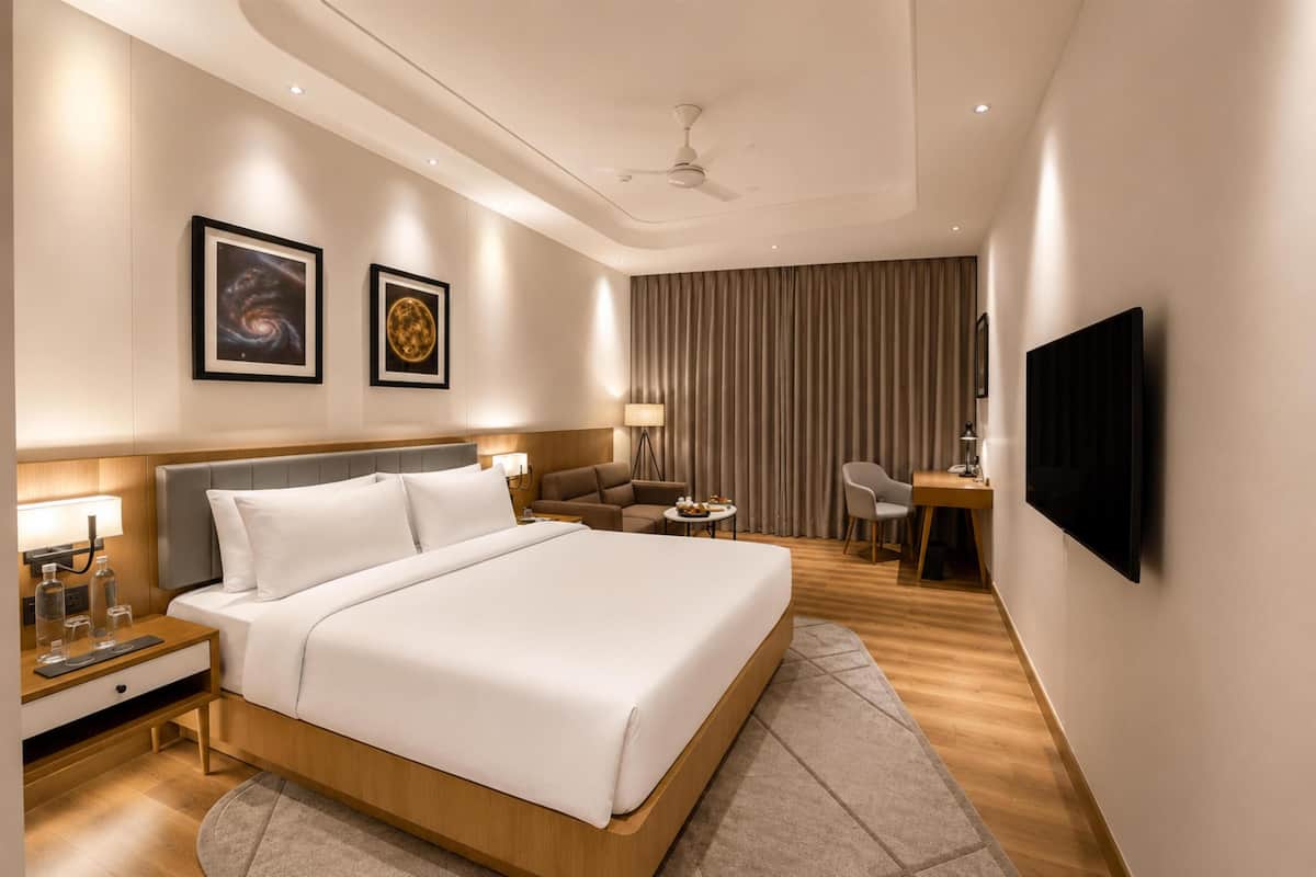 Premium Room | Minibar, in-room safe, desk, laptop workspace