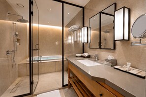 Shower, hair dryer, slippers, towels - Radisson Hotel Nathdwara (Nathdwara)