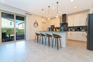 冰箱、微波炉、烤箱、炉灶