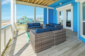 Property grounds - Gorgeous Beachfront Home w/ Pool Table, Wet Bar, 3 King Suites & More! (Galveston)