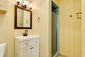 Towels, soap, shampoo, toilet paper - Traditional Bayfront Fishing Camp w/ Private T-head Pier + Outstanding Sunsets (Galveston)