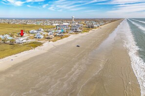 On the beach - Dog Friendly Beachfront Home w Stunning Gulf Views, 2 Decks + Patio, Open Plan (Jamaica Beach)