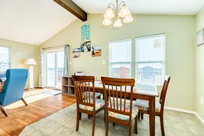 Dining - Panoramic View Beachfront Home - Easy Beach Access, Outside Shower, Dog Friendly (Galveston)