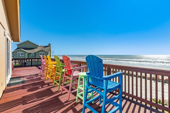 Property grounds - Panoramic View Beachfront Home - Easy Beach Access, Outside Shower, Dog Friendly (Galveston)