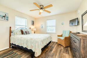 3 bedrooms, desk, iron/ironing board, free WiFi - Panoramic View Beachfront Home - Easy Beach Access, Outside Shower, Dog Friendly (Galveston)