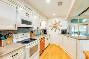 Fridge, microwave, oven, stovetop - Bright & Airy 5th Row Beachside Home - Pet Friendly, Equipped Kitchen, Free Wifi (Galveston)