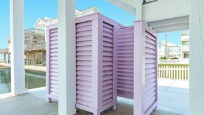 Un edificio con fachada blanca y una pared exterior morada.
